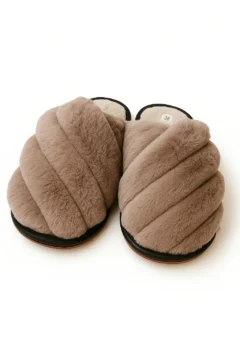 Moteriškos šlepetės su dirbtiniu kailiuku, kakavinės spalvos.