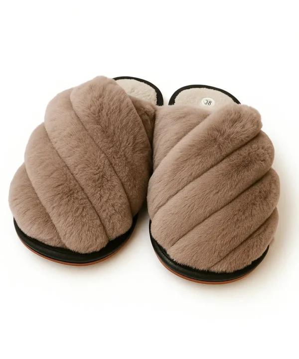 Moteriškos šlepetės su dirbtiniu kailiuku, kakavinės spalvos.