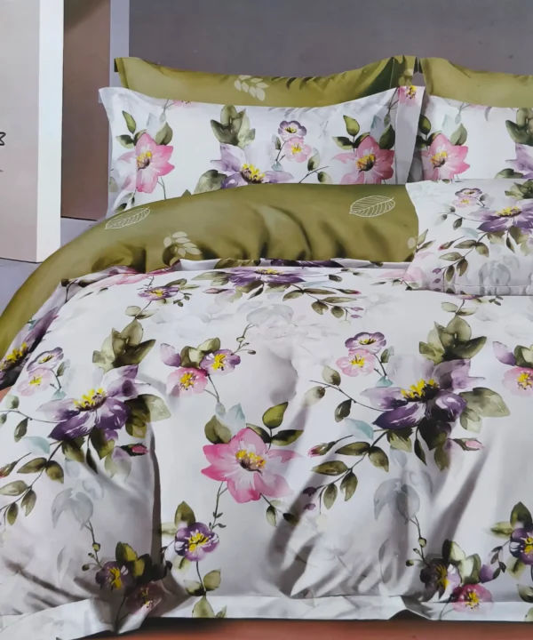 Dvigulės satino medvilnės patalynės komplektas 200×220 spalva – balta, žalia su gėlėmis.