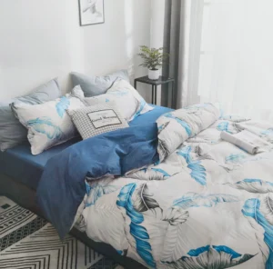 Dvigulės satino medvilnės patalynės komplektas 200x220 spalva– mėlynas ir baltas.