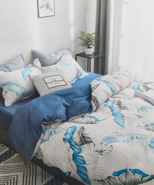 Dvigulės satino medvilnės patalynės komplektas 200x220 spalva– mėlynas ir baltas.