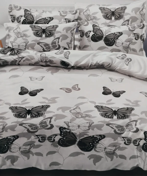 Dvigulės satino medvilnės patalynės komplektas 200×220 spalva – pilka, balta su drugeliais.