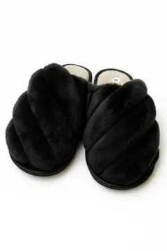 Moteriškos šlepetės su dirbtiniu kailiuku, juodos spalvos.