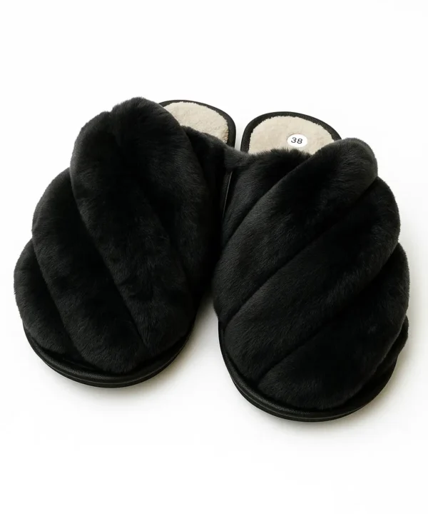 Moteriškos šlepetės su dirbtiniu kailiuku, juodos spalvos.