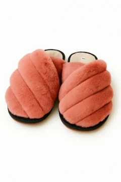 Moteriškos šlepetės su dirbtiniu kailiuku, koralinės spalvos.