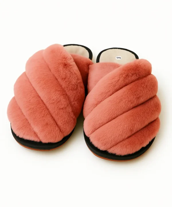 Moteriškos šlepetės su dirbtiniu kailiuku koralinės spalvos Moteriškos šlepetės su dirbtiniu kailiuku, koralinės spalvos.