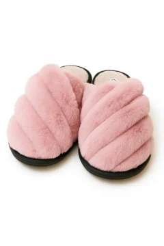 Moteriškos šlepetės su dirbtiniu kailiuku, švelniai rožinės spalvos.