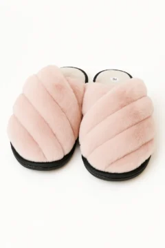 Moteriškos šlepetės su dirbtiniu kailiuku, šviesiai rožinės spalvos.