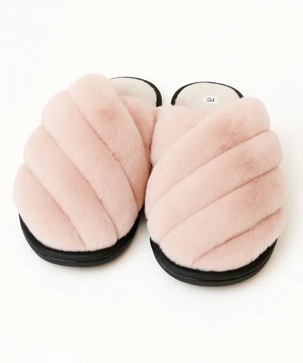 Moteriškos šlepetės su dirbtiniu kailiuku, šviesiai rožinės spalvos.