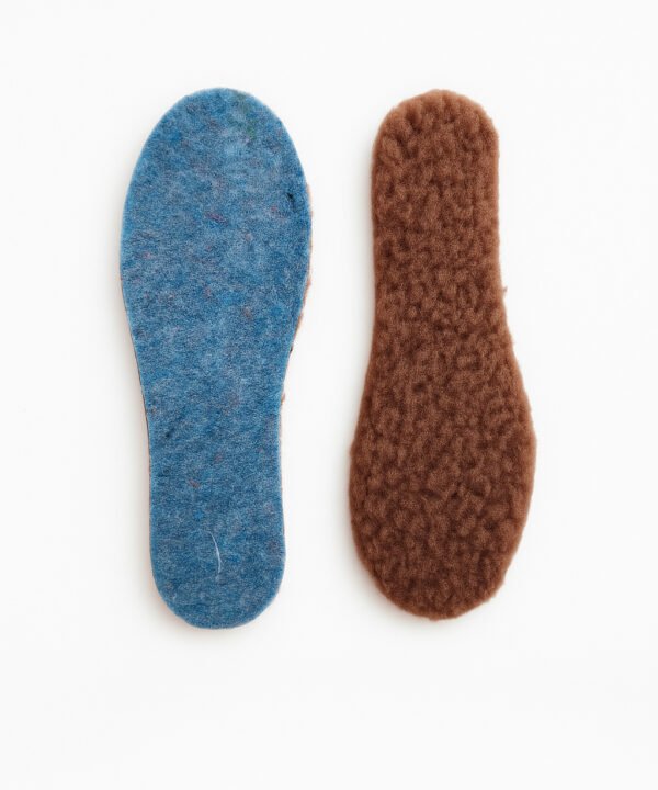 Naturali kupranugario vilna vidpadžiai denoro. Naturali kupranugario vilna vidpadžiai denoro.