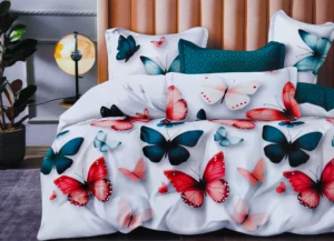 Dvigulės satino medvilnės patalynės komplektas 200×220 spalva – melyna ir balta su drugeliais.