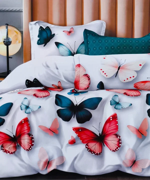 Dvigulės satino medvilnės patalynės komplektas 200×220 spalva – melyna ir balta su drugeliais.