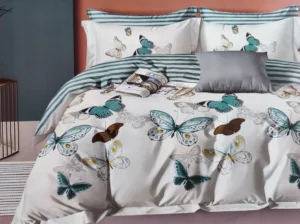 Dvigulės satino medvilnės patalynės komplektas 200×220 spalva – balta su drugeliais.