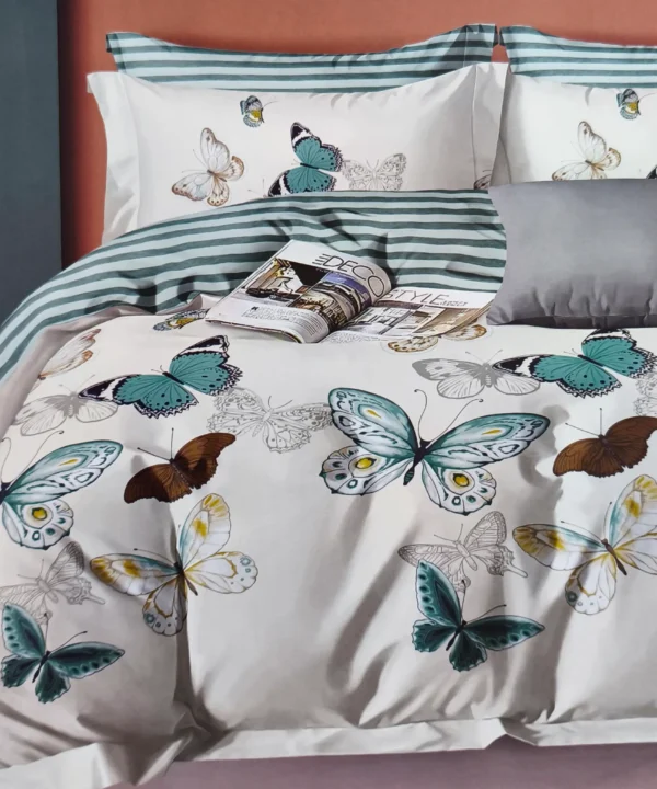 Dvigulės satino medvilnės patalynės komplektas 200×220 spalva – balta su drugeliais.