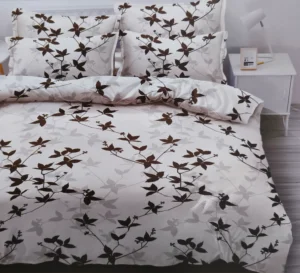 Dvigulės satino medvilnės patalynės komplektas 200×220 spalva – balta su rudais lapais.