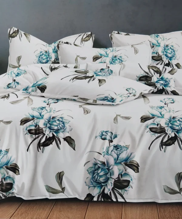 Dvigulės satino medvilnės patalynės komplektas 200x220 spalva– balta su gėlių raštu.