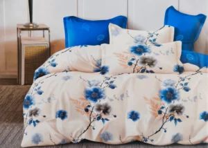 Dvigulės satino medvilnės patalynės komplektas 200×220 spalva – mėlyna ir kreminė su raštu.