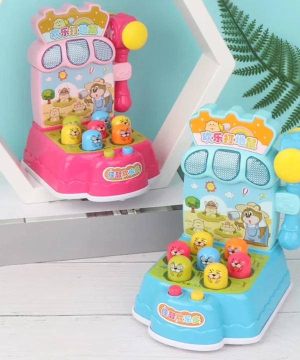 Muzikinis žaidimas Kurmiai – interaktyvus vaikų žaislas su garsais ir plaktuku, dvi spalvos: rožinė ir mėlyna.