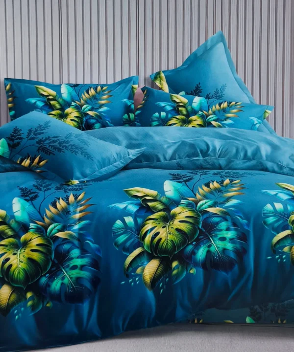 Patalynes komplektas is satino medvilnės 200x220 dvigulei lovai elektrinės spalvos su lapu rastu. Dvigulės satino medvilnės patalynės komplektas 200x220 spalva – elektrinė su lapų raštu.