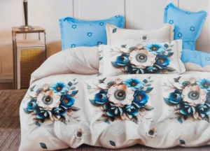 Dvigulės satino medvilnės patalynės komplektas 200×220 spalva – baltos ir žydros su raštu.