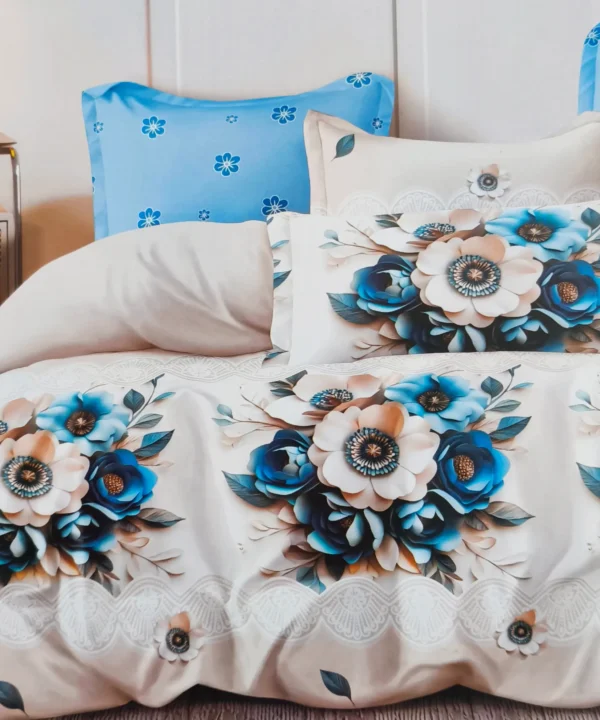 Patalynes komplektas is satino medvilnės 200x220 dvigulei lovai zydros ir baltos spalvos su rastu. Dvigulės satino medvilnės patalynės komplektas 200×220 spalva – baltos ir žydros su raštu.