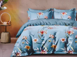 Dvigulės satino medvilnės patalynės komplektas 200×220 spalva – žydros su gėlių raštu.