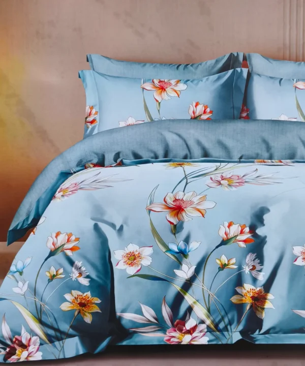 Dvigulės satino medvilnės patalynės komplektas 200×220 spalva – žydros su gėlių raštu.