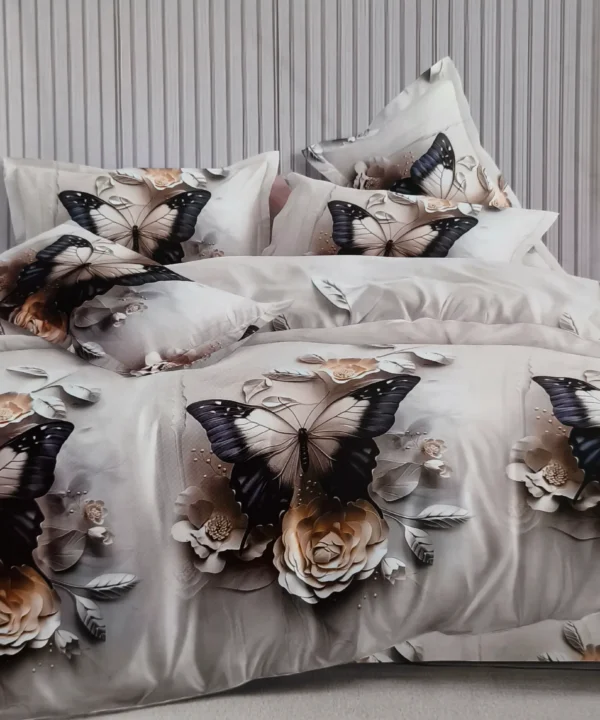 Dvigulės satino medvilnės patalynės komplektas 200x220 spalva – šviesi su drugeliais.