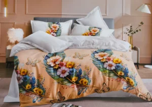 Dvigulės satino medvilnės patalynės komplektas 200×220 spalva – smėlinė su gėlių raštu.