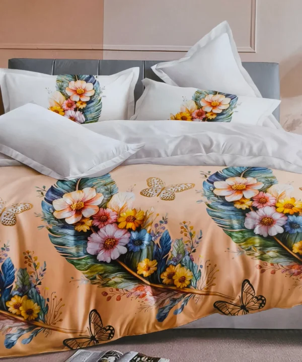 Dvigulės satino medvilnės patalynės komplektas 200×220 spalva – smėlinė su gėlių raštu.