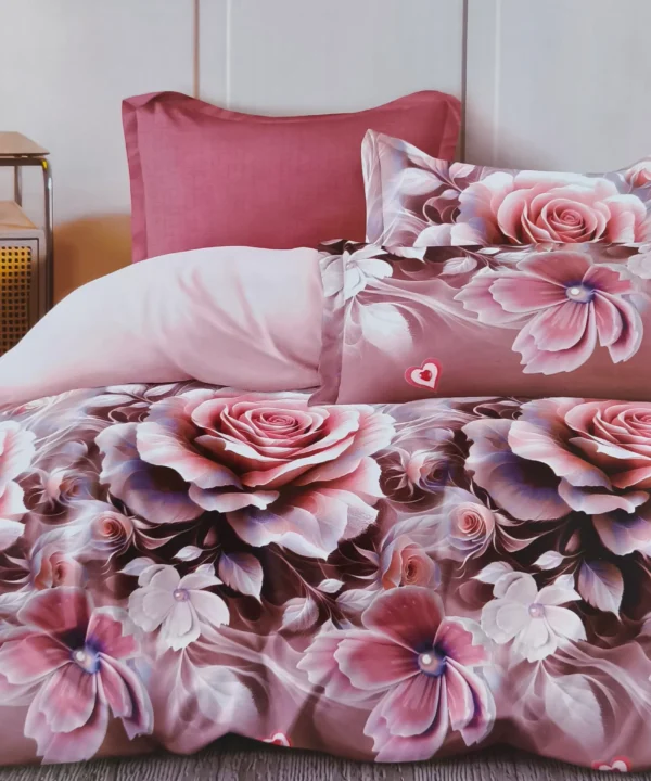Dvigulės satino medvilnės patalynės komplektas 200×220 spalva – šviesi bordo su gėlėmis.
