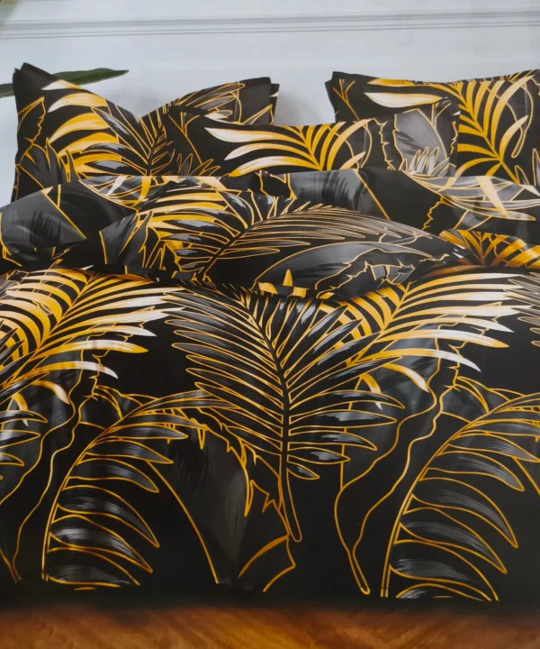 Patalynes komplektas is satino medvilnes 200x220 dvigulei lovai smeline ir juoda spalva su geliu rastu Dvigulės satino medvilnės patalynės komplektas 200×220 spalva – smėline, juoda.